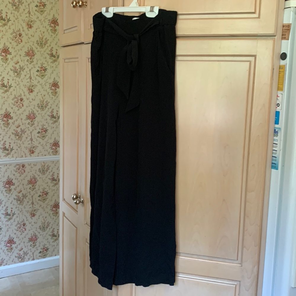Aritzia, Wilfred black wide leg pants with elastic waist band and pockets.